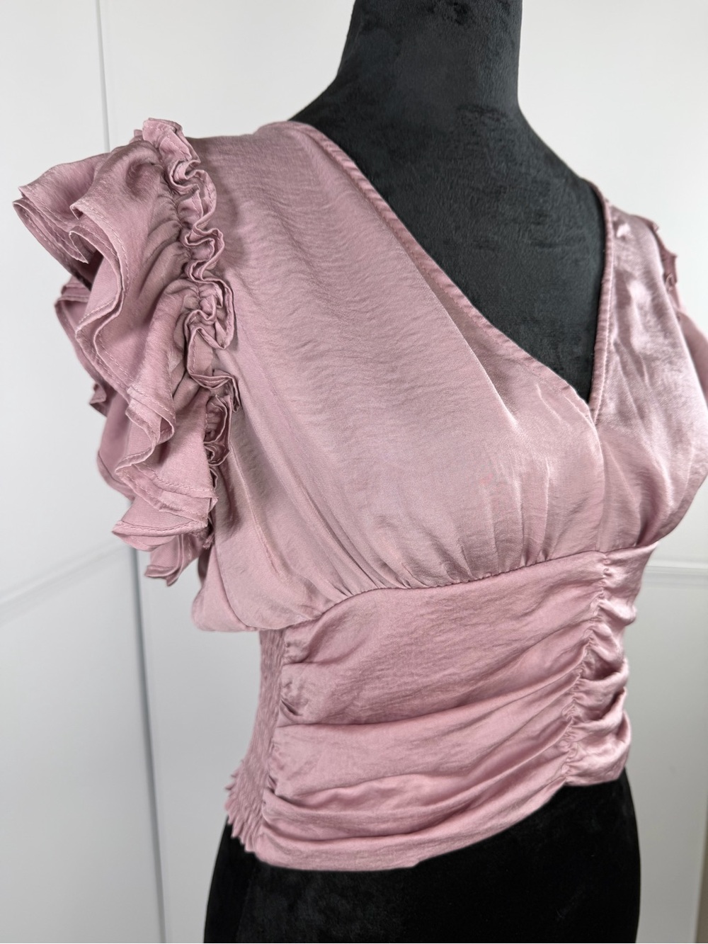 NWT DO+BE Mauve Satin Ruched Smocked Flutter Sleeve Crop Top Size Small - Picture 2 of 9